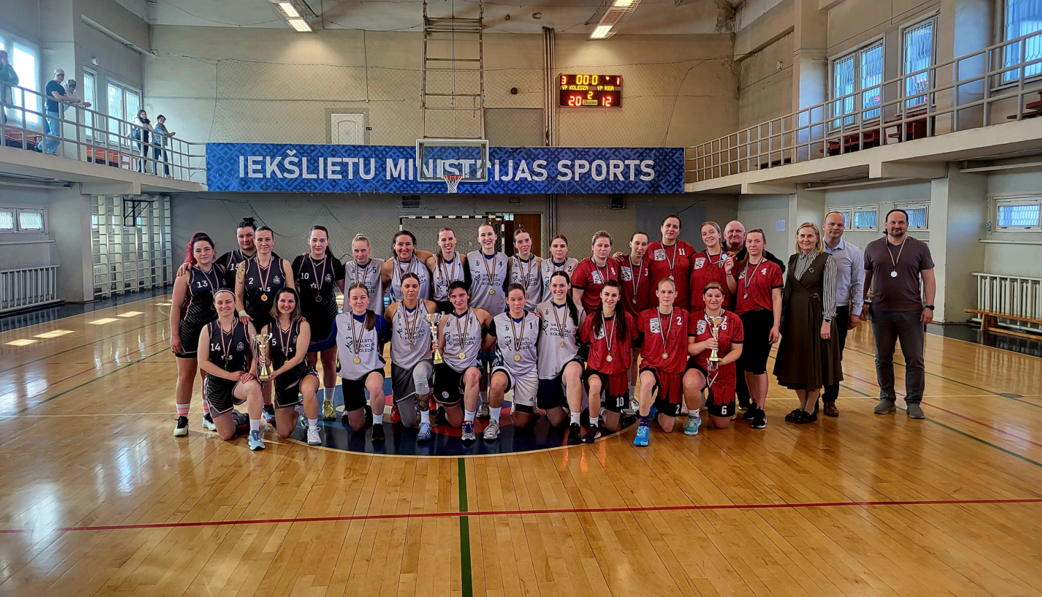Sporta zālē kopbilde ar visām komandām un Iekšlietu ministrijas veselības un sporta centra direktore Irēna Misus un direktora vietnieks Edgars Severs. 