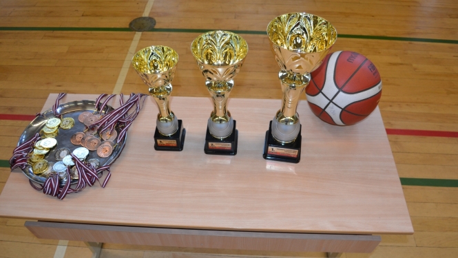 Iekšlietu ministrijas čempionāta sacensību basketbolā komandu apbalvojumi- kausi un medaļas 