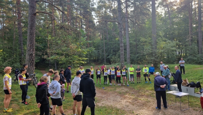 Dalībnieki gatavojas sacensību startam