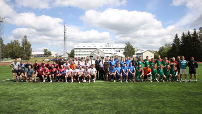 Svinīgi atklātajā Valsts robežsardzes koledžas  Profesionālās un taktiskās apmācības centra stadionā  aizvadītas Iekšlietu ministrijas atklātā čempionāta  sacensības futbolā 