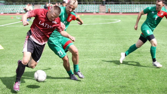 Svinīgi atklātajā Valsts robežsardzes koledžas  Profesionālās un taktiskās apmācības centra stadionā  aizvadītas Iekšlietu ministrijas atklātā čempionāta  sacensības futbolā 