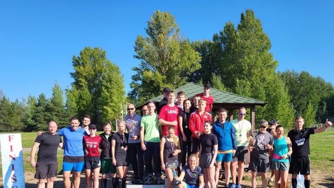 Valsts policijas čempionāta vieglatlētikās krosa sacensību komandas kopbilde