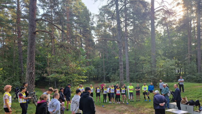Dalībnieki gatavojas sacensību startam