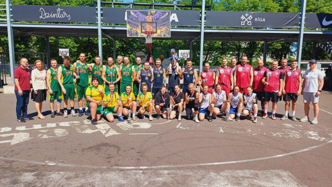 Iekšlietu ministrijas atklātā čempionāta  sacensības strītbolā dalībnieku kopbilde 