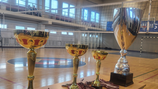 Uz galda ir novietoti četri kausi