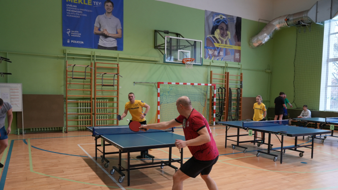 Spēlē galda tenisu