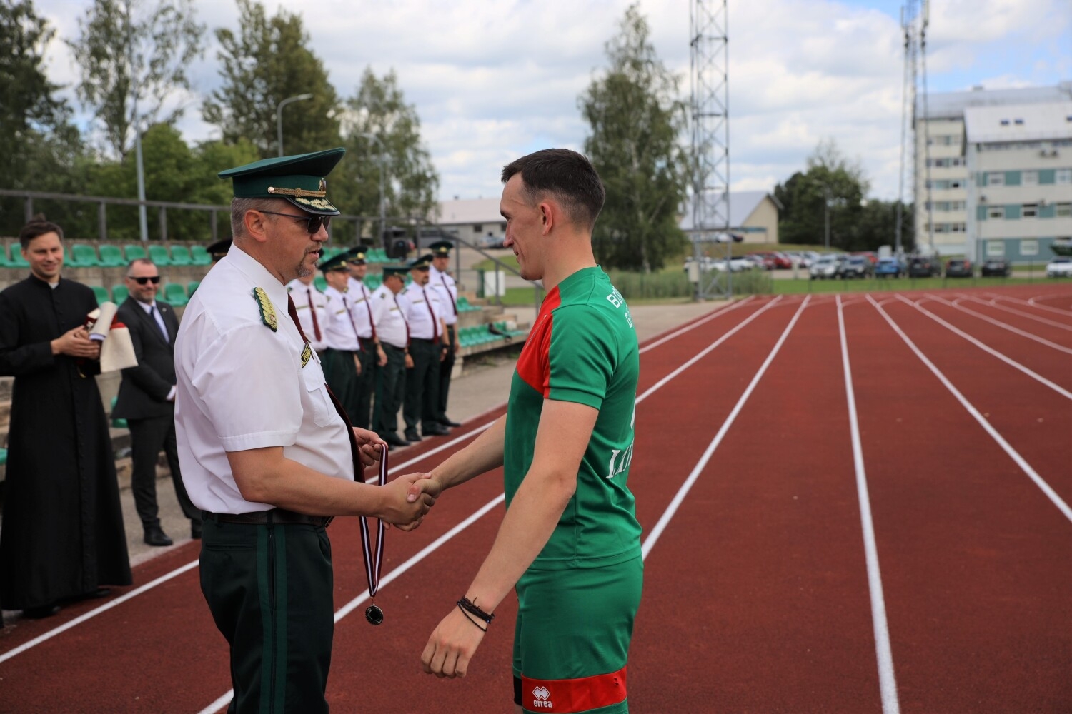 Svinīgi atklātajā Valsts robežsardzes koledžas Profesionālās un taktiskās apmācības centra stadionā aizvadītas Iekšlietu ministrijas atklātā čempionāta sacensības futbolā