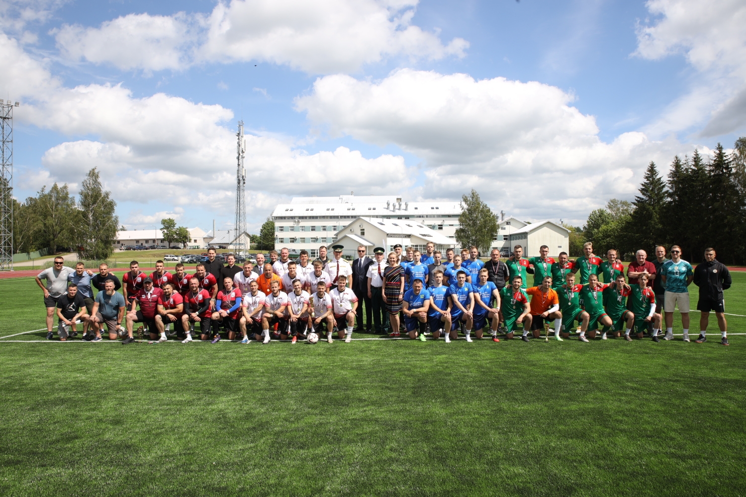 Svinīgi atklātajā Valsts robežsardzes koledžas Profesionālās un taktiskās apmācības centra stadionā aizvadītas Iekšlietu ministrijas atklātā čempionāta sacensības futbolā