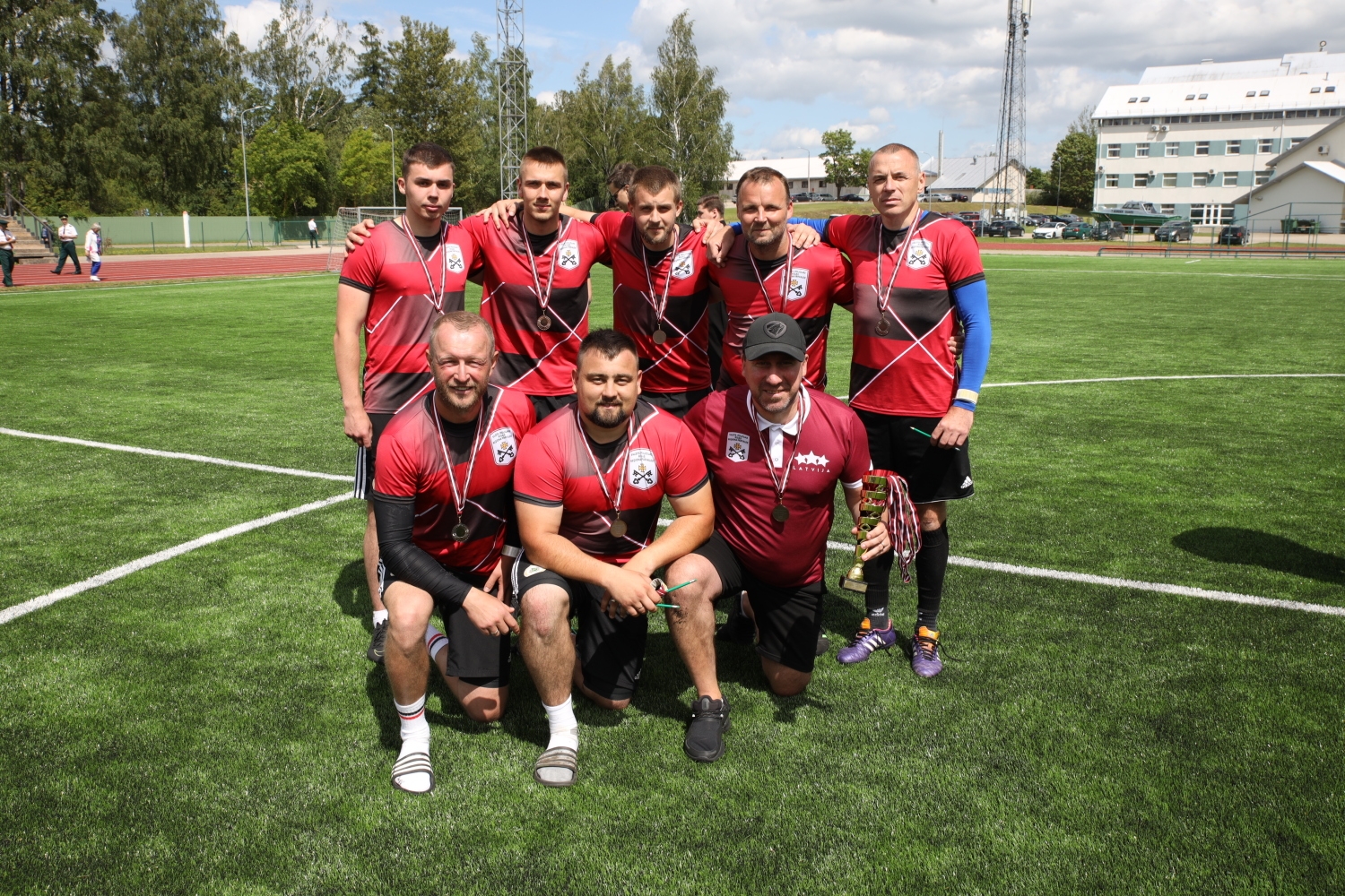 Svinīgi atklātajā Valsts robežsardzes koledžas Profesionālās un taktiskās apmācības centra stadionā aizvadītas Iekšlietu ministrijas atklātā čempionāta sacensības futbolā