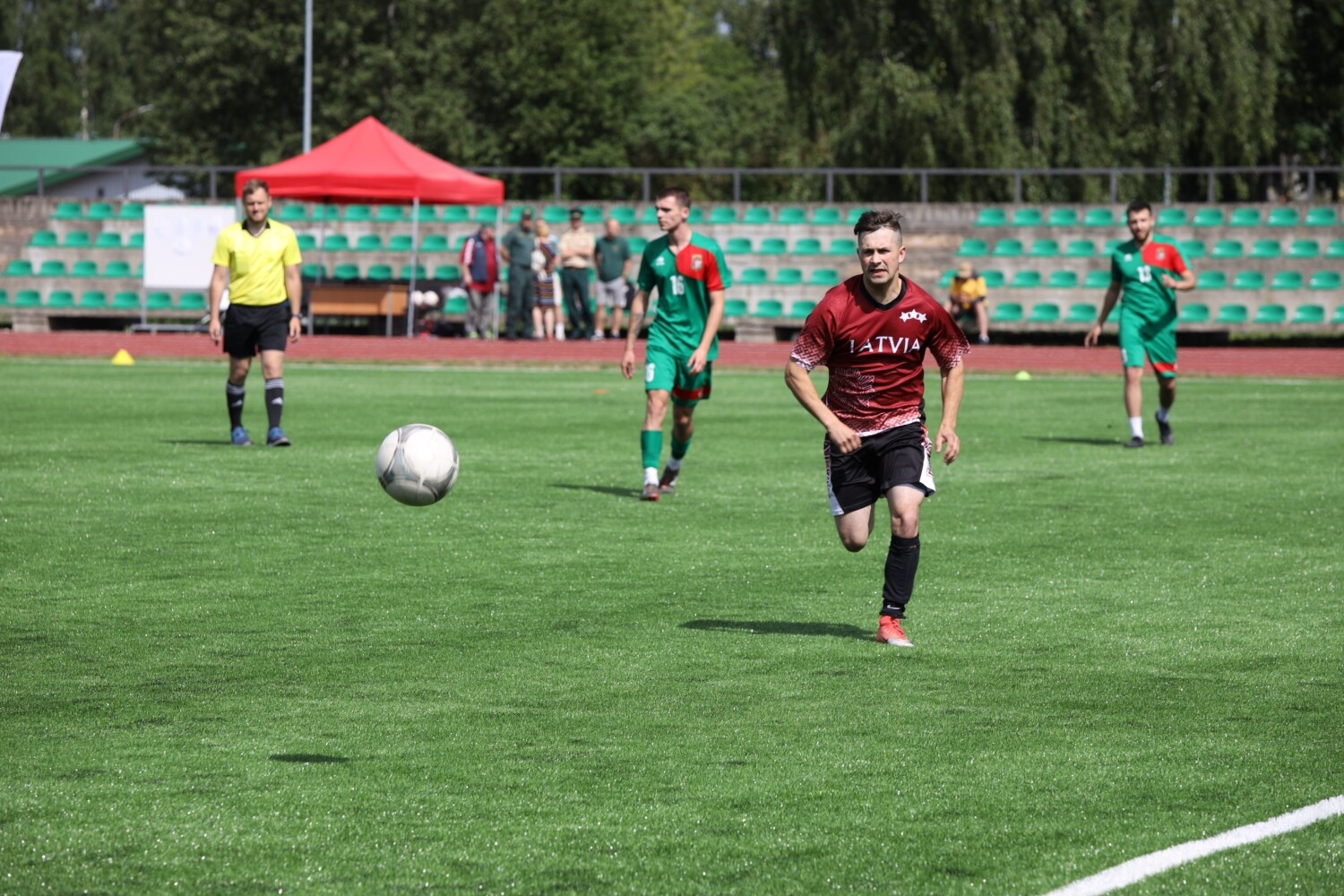 Svinīgi atklātajā Valsts robežsardzes koledžas Profesionālās un taktiskās apmācības centra stadionā aizvadītas Iekšlietu ministrijas atklātā čempionāta sacensības futbolā