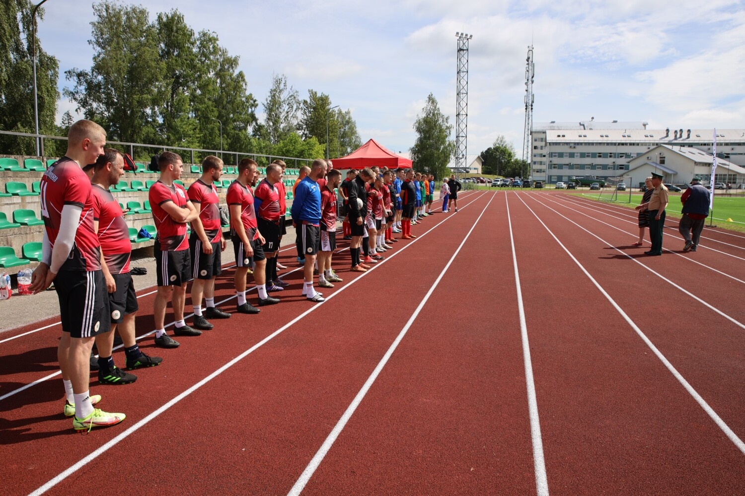 Svinīgi atklātajā Valsts robežsardzes koledžas Profesionālās un taktiskās apmācības centra stadionā aizvadītas Iekšlietu ministrijas atklātā čempionāta sacensības futbolā