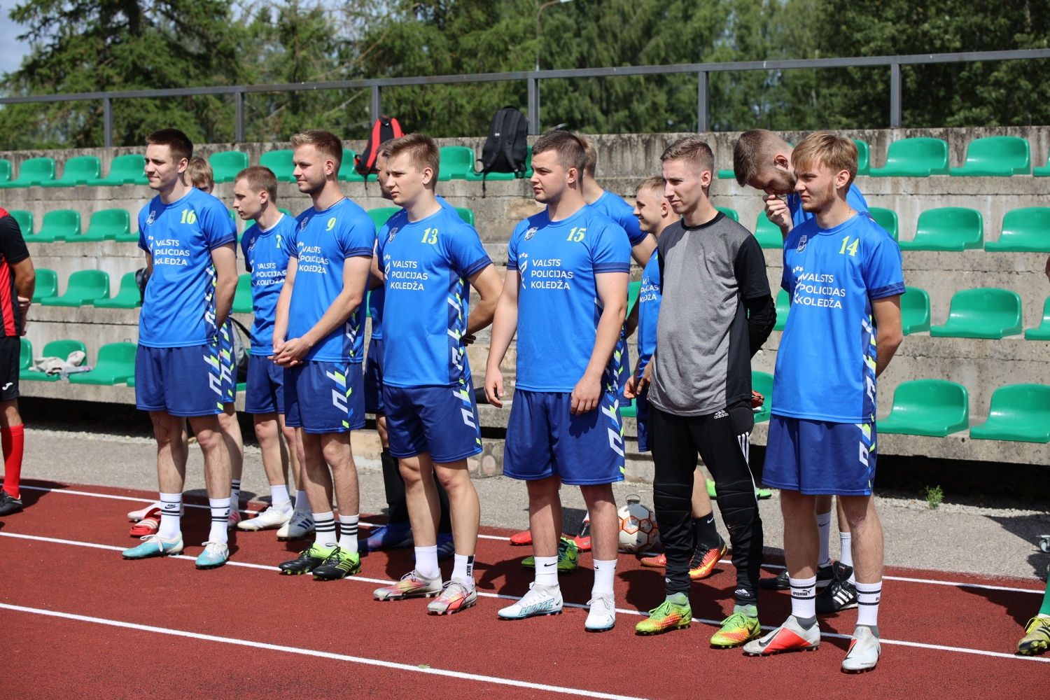 Svinīgi atklātajā Valsts robežsardzes koledžas Profesionālās un taktiskās apmācības centra stadionā aizvadītas Iekšlietu ministrijas atklātā čempionāta sacensības futbolā