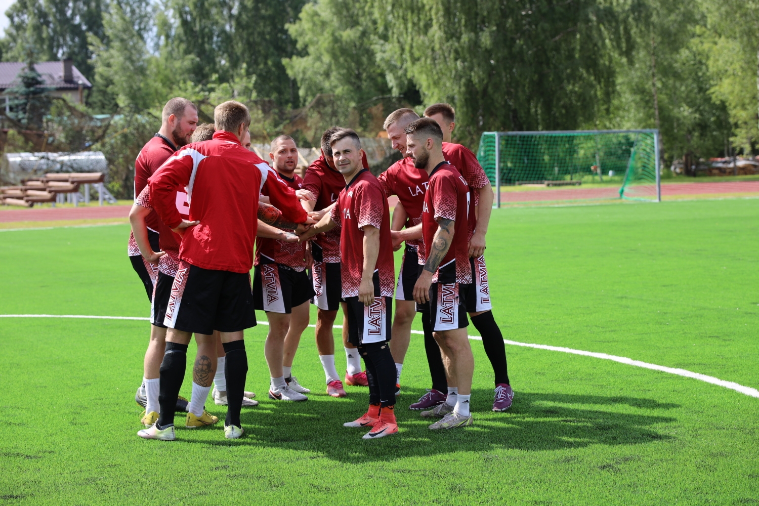 Svinīgi atklātajā Valsts robežsardzes koledžas Profesionālās un taktiskās apmācības centra stadionā aizvadītas Iekšlietu ministrijas atklātā čempionāta sacensības futbolā