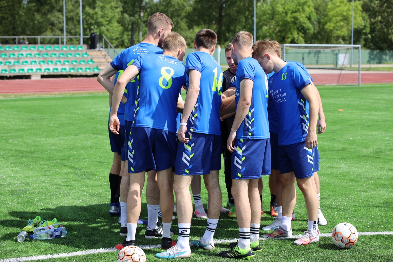 Svinīgi atklātajā Valsts robežsardzes koledžas Profesionālās un taktiskās apmācības centra stadionā aizvadītas Iekšlietu ministrijas atklātā čempionāta sacensības futbolā