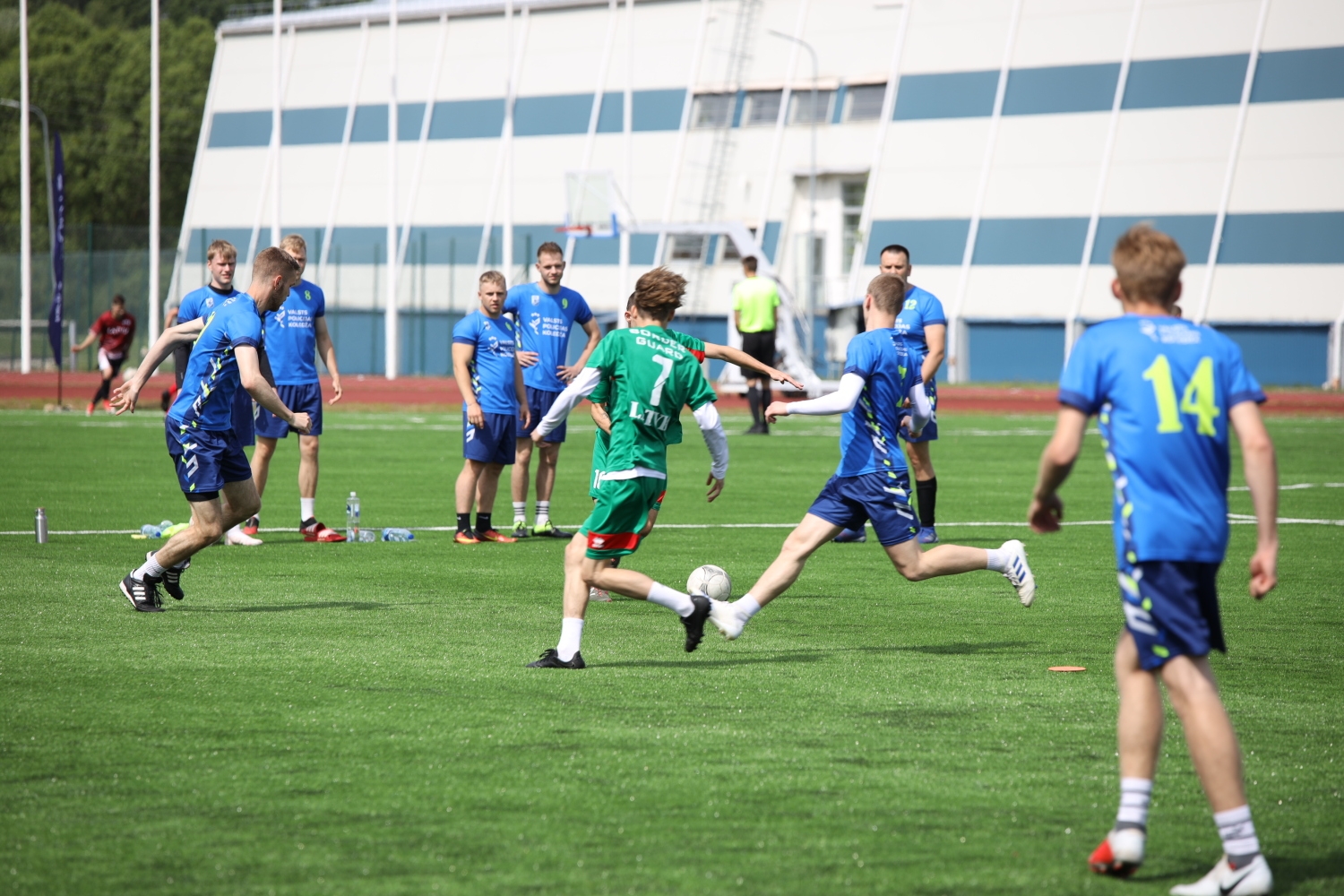 Svinīgi atklātajā Valsts robežsardzes koledžas Profesionālās un taktiskās apmācības centra stadionā aizvadītas Iekšlietu ministrijas atklātā čempionāta sacensības futbolā