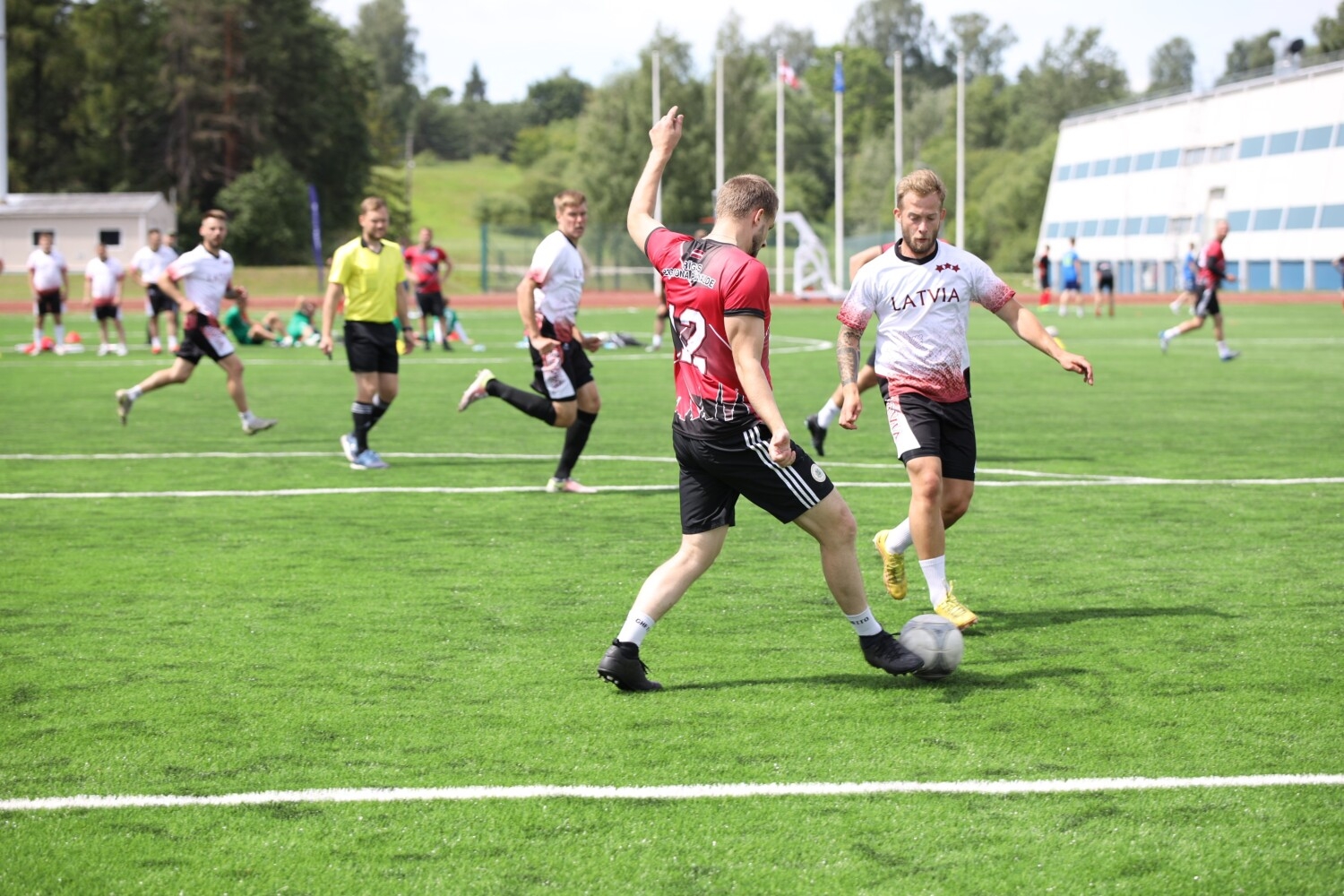 Svinīgi atklātajā Valsts robežsardzes koledžas Profesionālās un taktiskās apmācības centra stadionā aizvadītas Iekšlietu ministrijas atklātā čempionāta sacensības futbolā