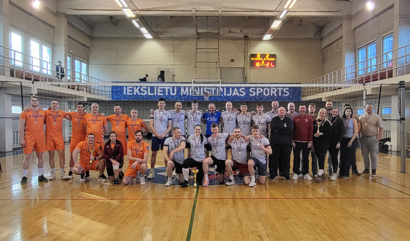 Sporta zālē 1.vietas ieguvēji koledžas komanda ar medaļām kauss uz grīdas 2.vietas ieguvēji Latgales reģiona komanda ar medaļām kauss rokās 3.vietas ieguvēji Vidzemes reģiona komanda ar medaļām kauss rokās Kopā ar laureātiem “Robežsardze-RSU” komandas menedžeris Aivars Siļutins, Latvijas Volejbola federācijas visu sacensību tiesnešu koordinators Arnis Bergmanis un Iekšlietu  ministrijas veselības un sporta centra Sporta nodaļas vadītājs Ainars Cīrulis