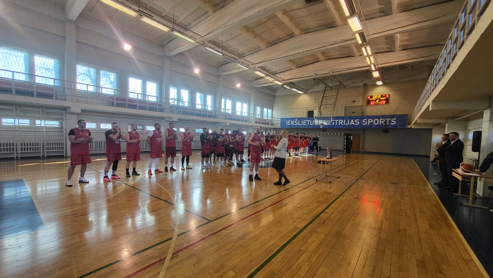 Valsts policijas čempionāta sacensību basketbolā laureātu apbalvošana. Iekšlietu ministrijas veselības un sporta centra direktore komandām pasniedz kausus un medaļas.