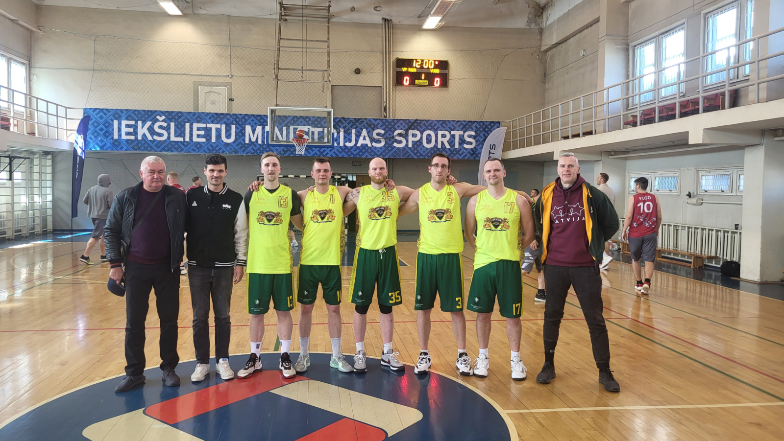 Basketbola sacensību ceturtās vietas ieguvēji – Rīgas valstspilsētas pašvaldības policijas komandas kopbilde sporta zālē