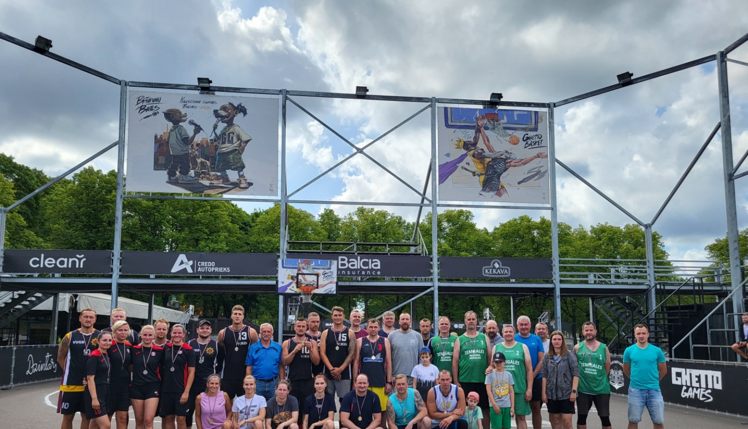 Iekšlietu ministrijas atklātā čempionāta sacensību strītbolā dalībnieku kopbilde