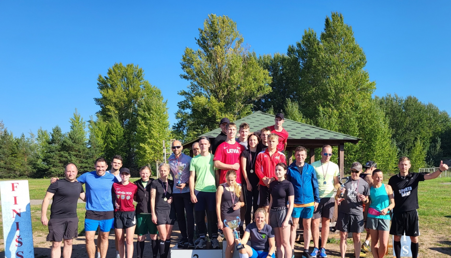 Valsts policijas čempionāta vieglatlētikās krosa sacensību komandas kopbilde