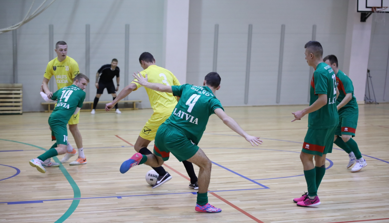 Notiek spraiga cīna par bumbu