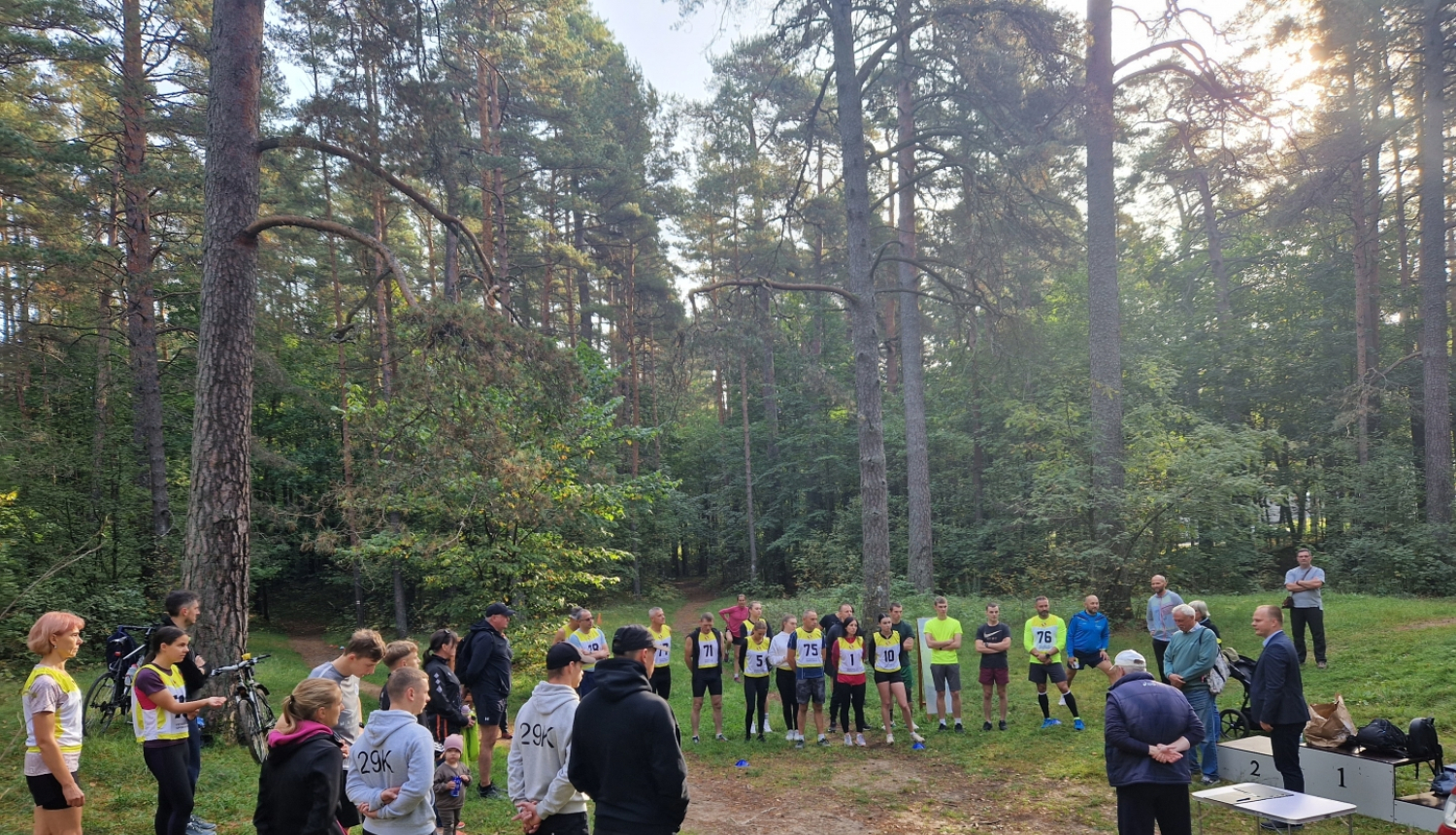 Dalībnieki gatavojas sacensību startam