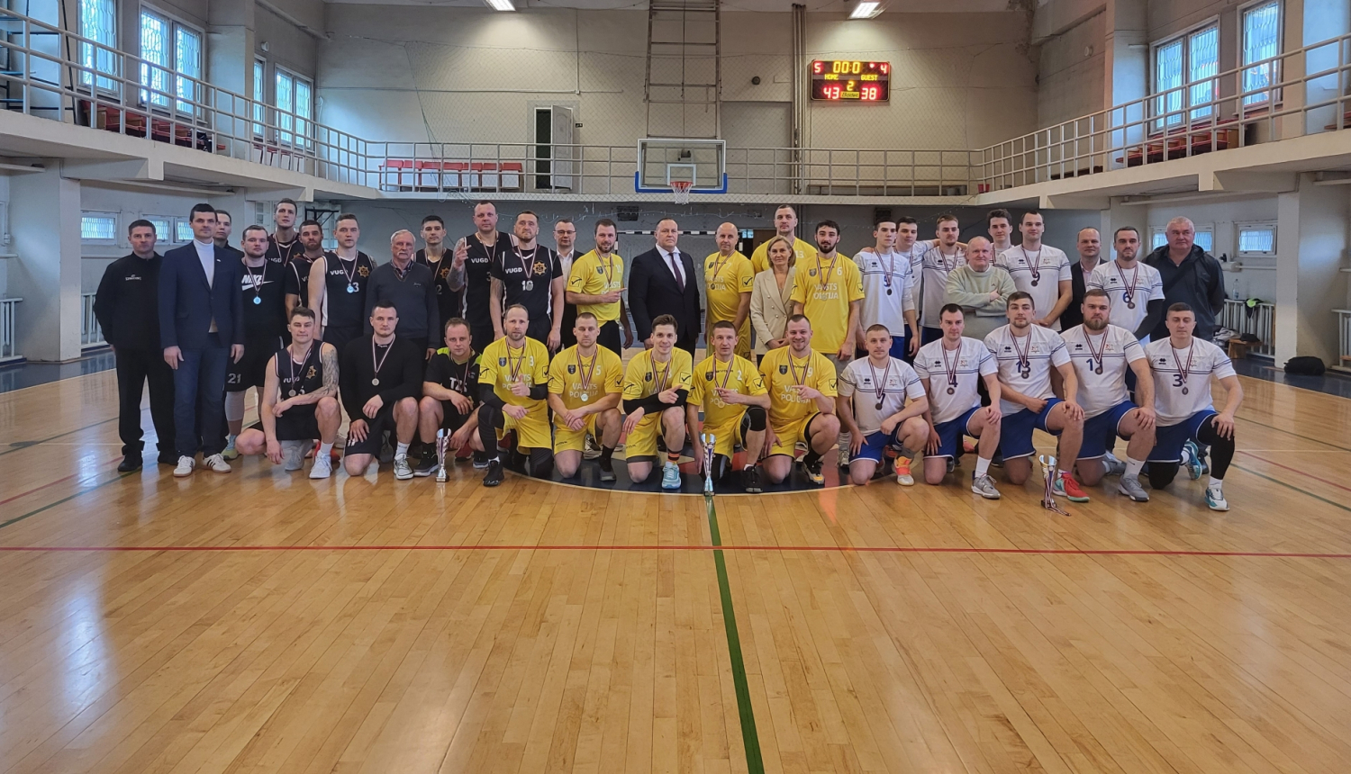 Iekšlietu ministrijas čempionāta sacensībās basketbolā komandu kopbilde 