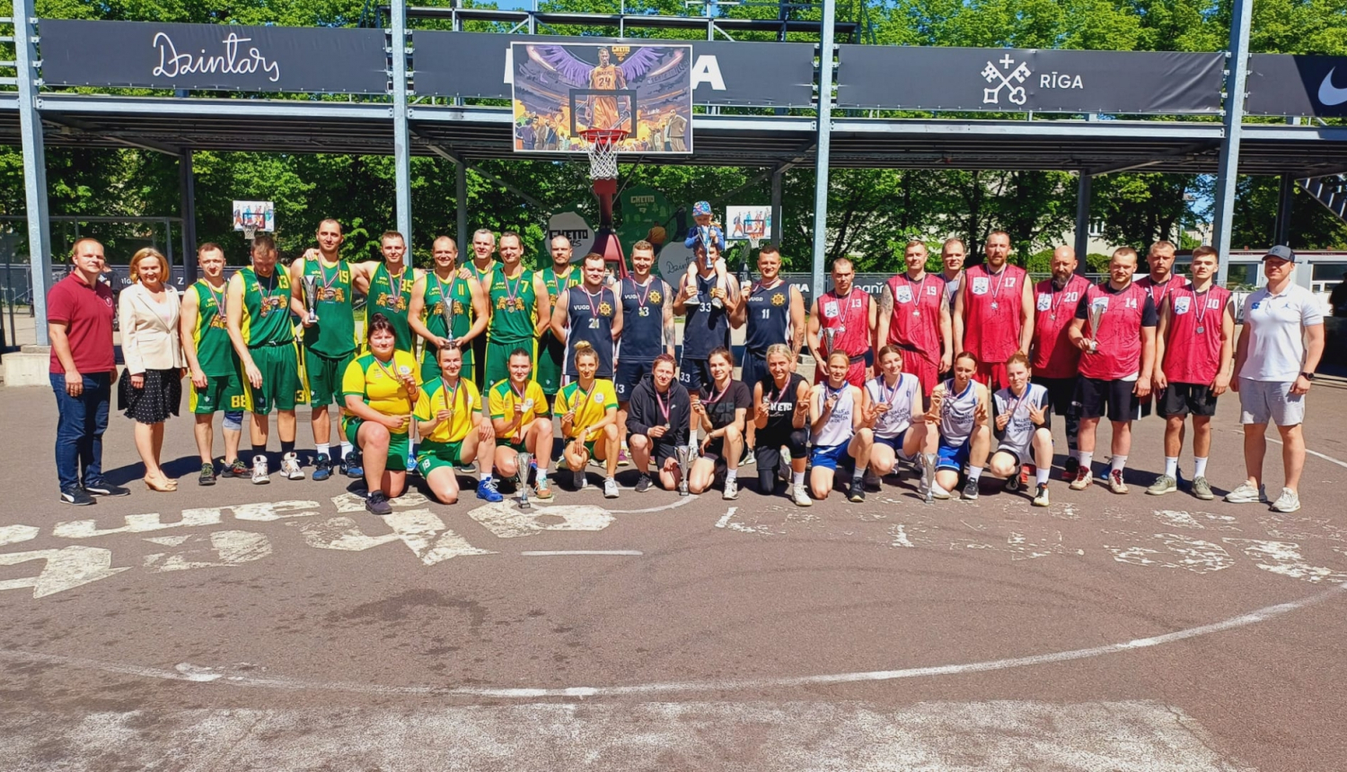 Iekšlietu ministrijas atklātā čempionāta  sacensības strītbolā dalībnieku kopbilde 