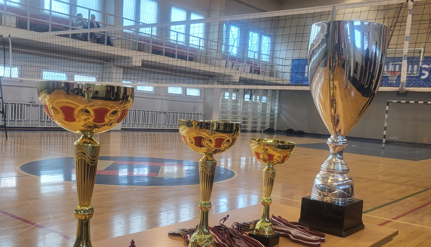 Uz galda ir novietoti četri kausi