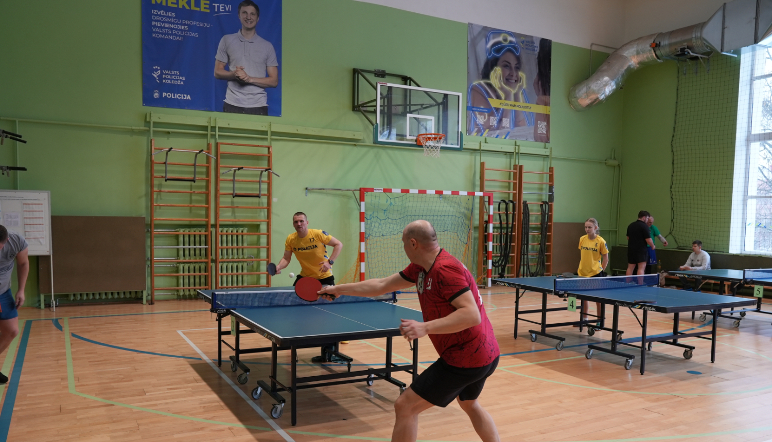 Spēlē galda tenisu